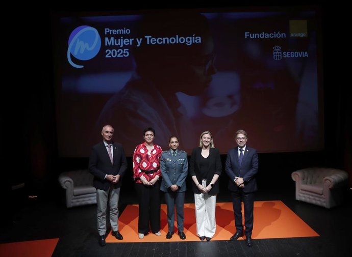 La vicepresidenta de la Junta cllausura del programa Stem Talent en Segovia .