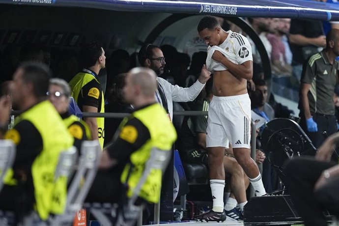 El lateral inglés Trent Alexander-Arnold  se retira lesionado con el Real Madrid CF.