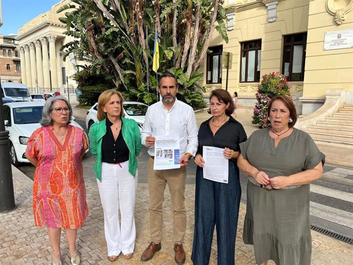 El grupo socialista en el Ayuntamiento ha exigido al alcalde de la ciudad, Francisco de la Torre, "que ondee la bandera de Palestina junto a la de Ucrania, que se impuso en el mástil junto al Consistorio en los primeros días de invasión rusa".