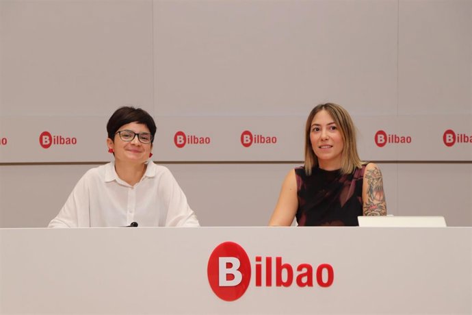 La portavoz de EH Bildu en el Ayuntamiento de Bilbao, María del Río, y la concejala Garazi Perea.