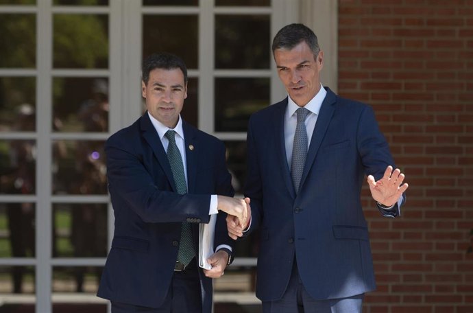 Archivo - El lehendakari, Imanol Pradales (i), y el presidente del Gobierno, Pedro Sánchez (d), durante un encuentro en el Palacio de La Moncloa, a 15 de julio de 2025, en Madrid (España). 