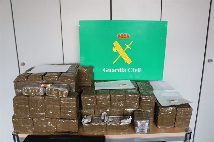 Cargamento interceptado por la Guardia Civil en un vehículo en Oviedo.