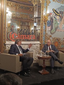 El presidente de la Cámara, Ángel Asensio, y del director territorial de Ibercaja en Madrid, Noroeste y Sur, José Vicente Marco