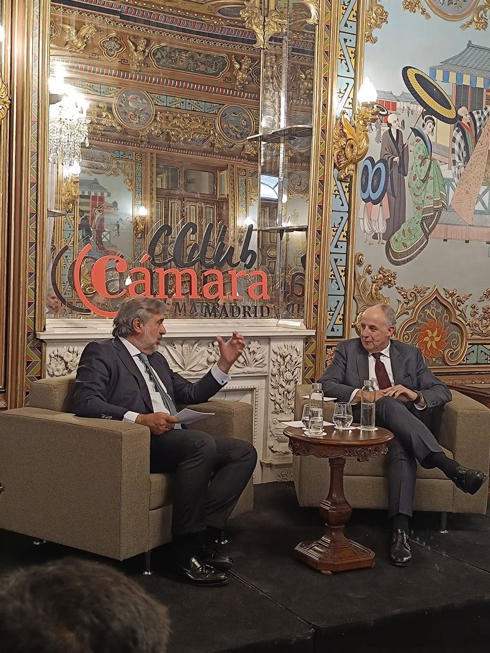 El presidente de la Cámara, Ángel Asensio, y del director territorial de Ibercaja en Madrid, Noroeste y Sur, José Vicente Marco