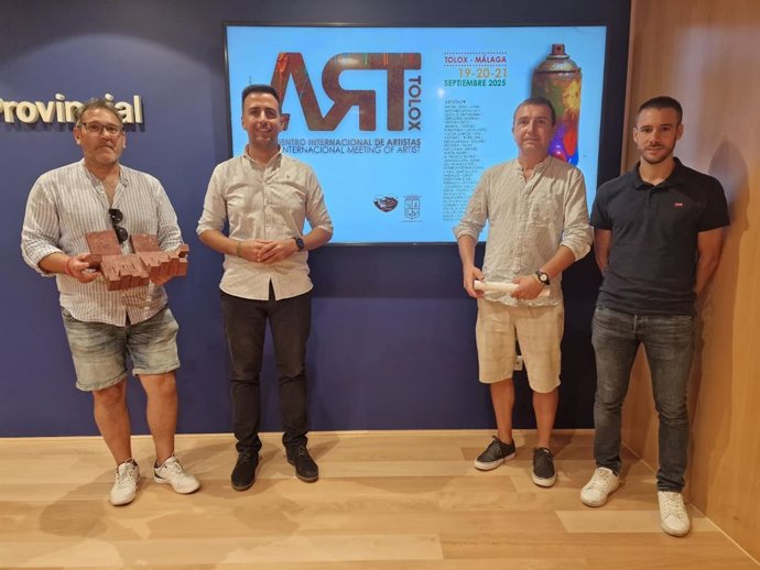 El diputado provincial José Santaolalla junto a representantes municipales, organizadores y artistas que participarán en la edición 2025 de Art Tolox.