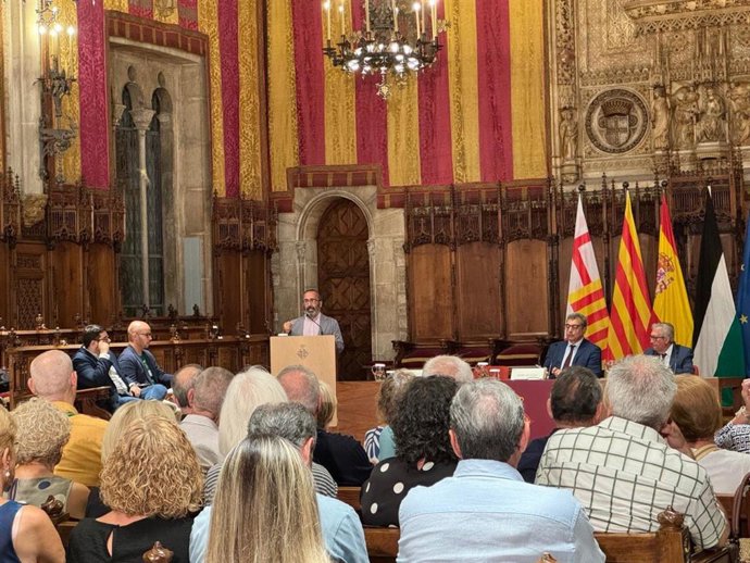 El presidente de la Diputación de Cáceres, Miguel Ángel Morales, imparte una conferencia en Barcelona en el marco de la celebración del Día de Extremadura