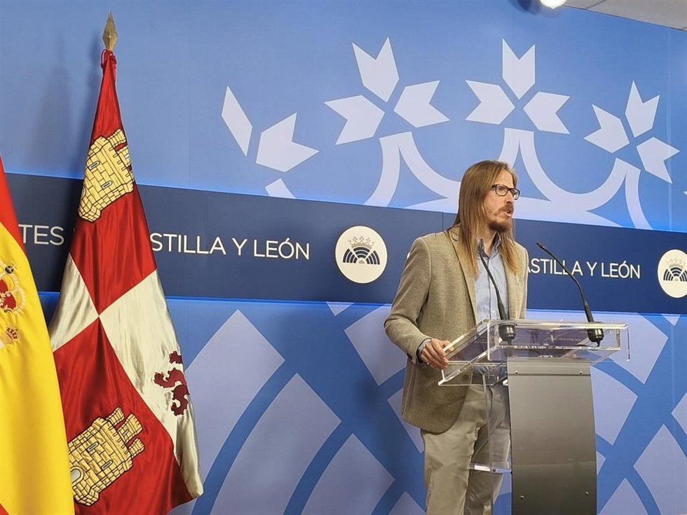 El secretario de Organización y coportavoz de Podemos, Pablo Fernández, en las Cortes de Castilla y León.