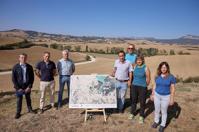 Ignacio Gil visita la concentración parcelaria en Alloz.