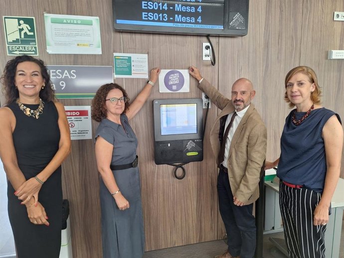 Salas ha visitado el nuevo Punto Violeta junto a la directora provincial de la Tesorería General de la Seguridad Social; la directora provincial del Instituto Nacional de la Seguridad Social; y  la jefa de la Unidad de Violencia de Género de Subdelegación