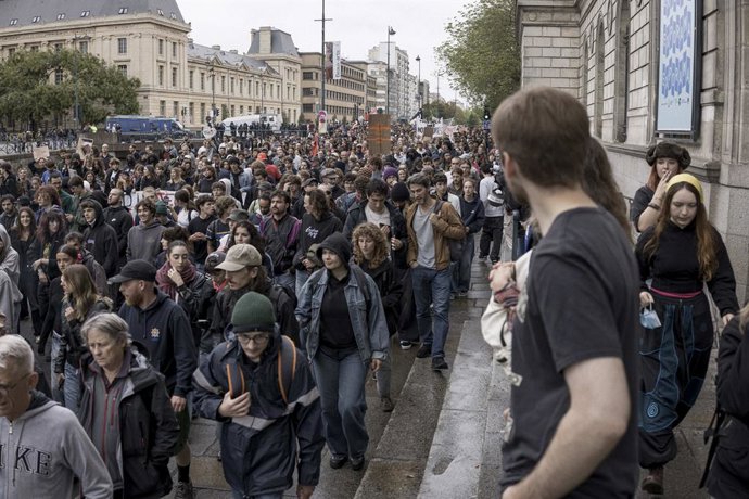 10 de setembro de 2025, Rennes, Bretanha, França: Bretanha, Rennes, 10 de setembro de 2025: vamos bloquear tudo. O protesto reuniu 10400 pessoas, de acordo com as autoridades