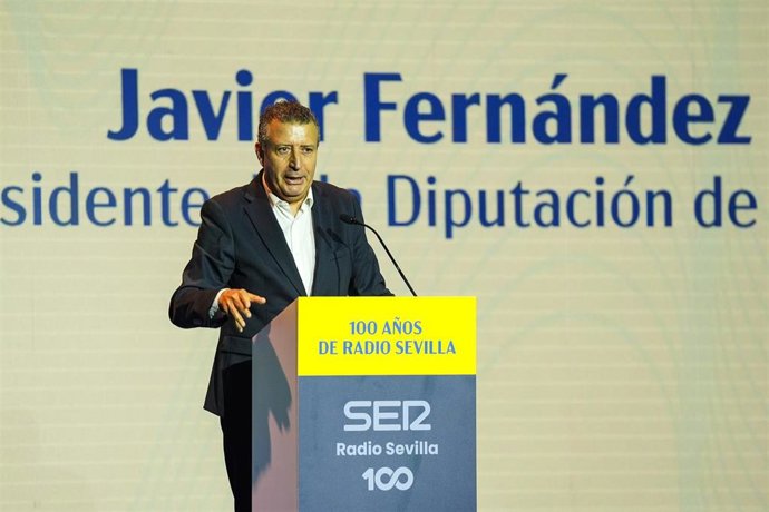 El presidente de la Diputación de Sevilla, Javier Fernández, durante la gala del centenario de Radio Sevilla en el Pabellón de la Navegación, a 16 de septiembre de 2025 en Sevilla (Andalucía, España). 