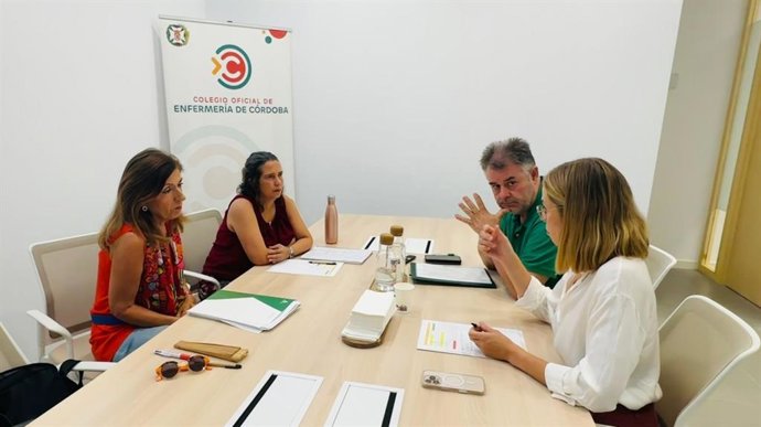Botella (izda.), durante la reunión en el Colegio de Enfermería.