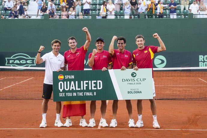A equipe da Espanha posa com a placa de qualificação para a Final 8 de Bolonha durante a partida de tênis individual masculino da Segunda Rodada das Eliminatórias da Copa Davis de 2025 entre Espanha e Dinamarca no Club Tennis Puente Romano em 14 de setemb