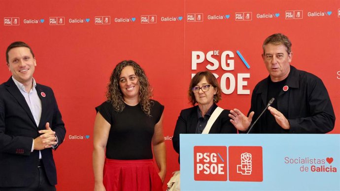 El secretario xeral del PSdeG, José Ramón Gómez Besteiro, en rueda de prensa con la presidenta y la vicepresidenta de la Confederación de Anpas Galegas