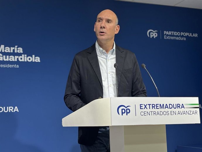El portavoz del PP de Extremadura, José Ángel Sánchez Juliá, en rueda de prensa