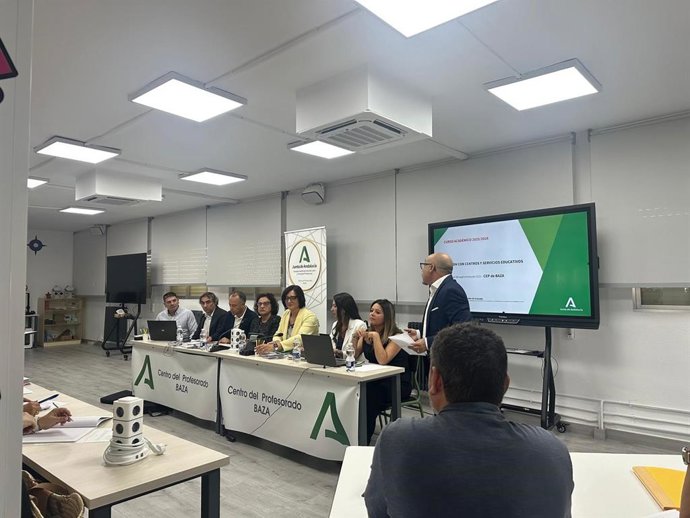La Junta refuerza la colaboración con los equipos directivos de los centros de Baza y Huéscar.