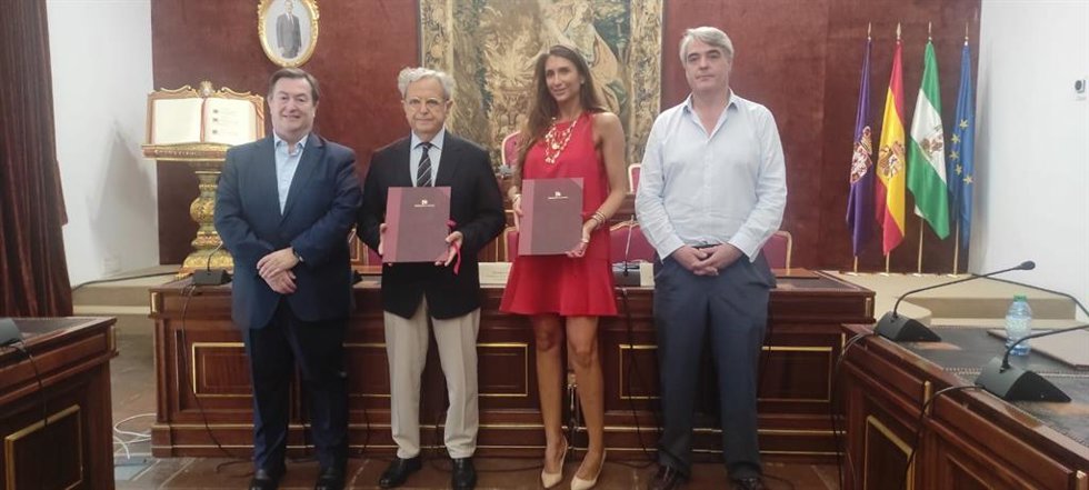 Salvador Fuentes y Teresa Llamas (centro) muestran el contrato firmado para la digitalización del Ciclo del Agua.