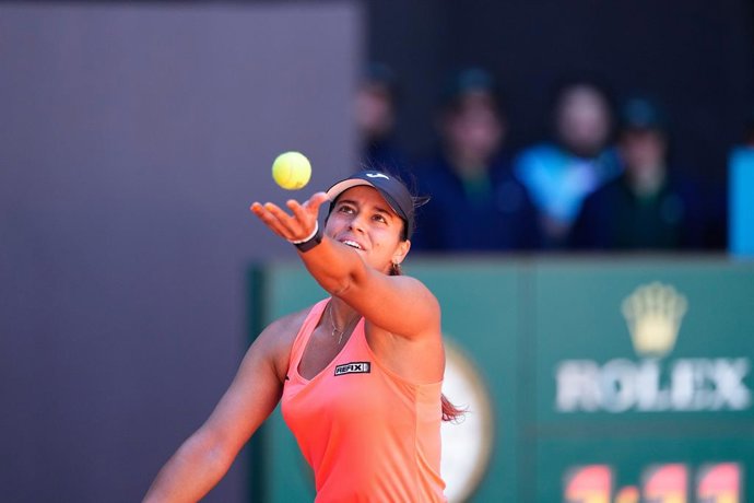 Archivo - Jessica Bouzas, da Espanha, em ação contra Sachia Vickery, dos Estados Unidos, durante o Mutua Madrid Open 2024, ATP Masters 1000 e WTA 1000, torneio realizado na Caja Magica em 23 de abril de 2024 em Madri, Espanha.
