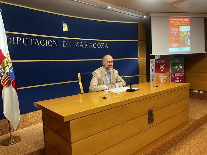 El diputado delegado de Archivos y Bibliotecas de la Diputación de Zaragoza, José Manuel Latorre, en rueda de prensa.