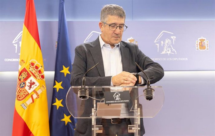 El portavoz del PSOE en el Congreso, Patxi López, durante rueda de prensa posterior a la Junta de Portavoces, en el Congreso de los Diputados, a 16 de septiembre de 2025, en Madrid (España).