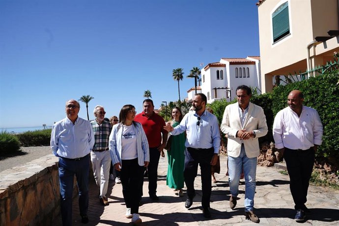 La secretaria de Interior del PP, Ana Vázquez, junto al presidente del PP de Manilva (Málaga), José Manuel Fernández, y el portavoz 'popular' en Casares, Francisco Carrasco.