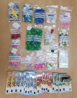 Detenido un hombre tras ser sorprendido con 180 dosis de varias drogas en su coche en Bigastro