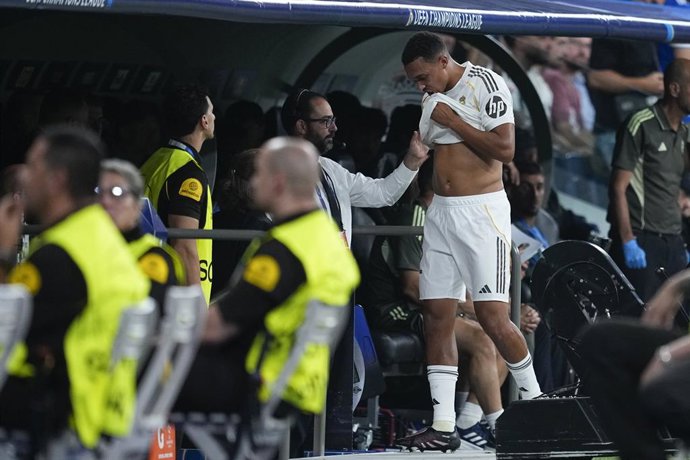 Trent Alexander-Arnold, do Real Madrid CF, se machuca durante a partida da Fase MD1 da Liga dos Campeões da UEFA 2025/26 entre Real Madrid C.F. e Olympique de Marseille no Estádio Santiago Bernabeu em 16 de setembro de 2025 em Madri, Espanha.