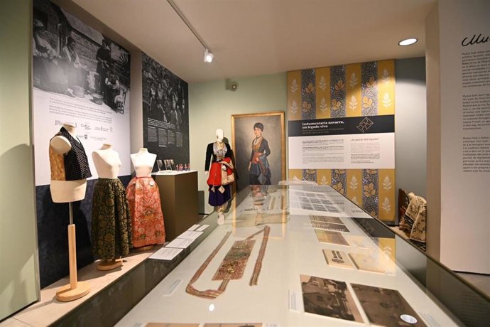 Imagen de la exposición sobre trajes regionales navarros en el Museo Muñoz Sola de Tudela