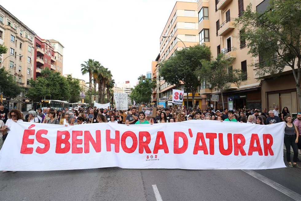 Archivo - Cientos de personas durante una manifestación contra la masificación turística y por la vivienda digna.