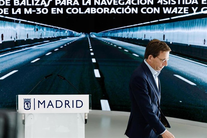 El alcalde de Madrid, José Luis Martínez-Almeida, interviene durante la presentación del sistema de balizas de Waze