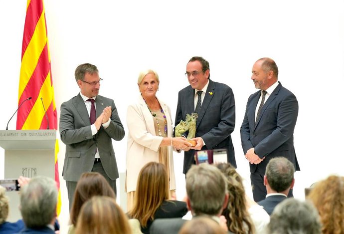 Núria de Gispert recibe el Premi Juandó i Royo del Cicac