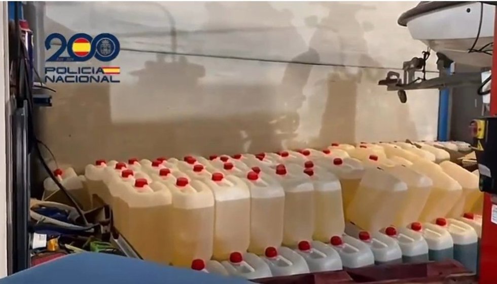 Garrafas con gasolina para narcolanchas intervenidas a una red que operaba entre Puerto Real y Arahal.