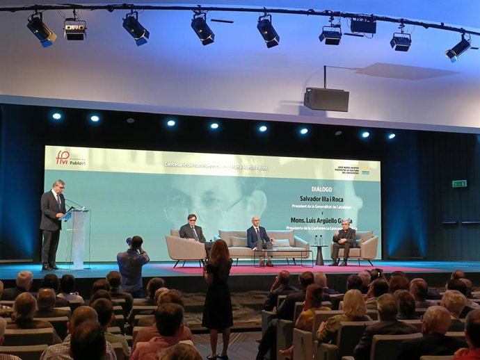 El presidente de la Generalitat de Cataluña, Salvador Illa, y el presidente de la Conferencia Episcopal Española, Luis Argüello, en un diálogo en la Fundación Pablo VI.