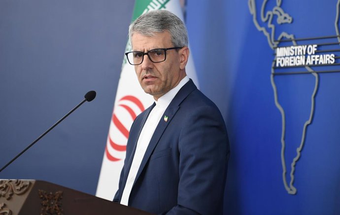TEERÃ, 5 de setembro de 2025 -- Esta foto de arquivo tirada em 2 de setembro de 2025 mostra o porta-voz do Ministério das Relações Exteriores do Irã, Esmaeil Baghaei, durante uma coletiva de imprensa em Teerã, no Irã. O Irã reduziu o nível da presença dip