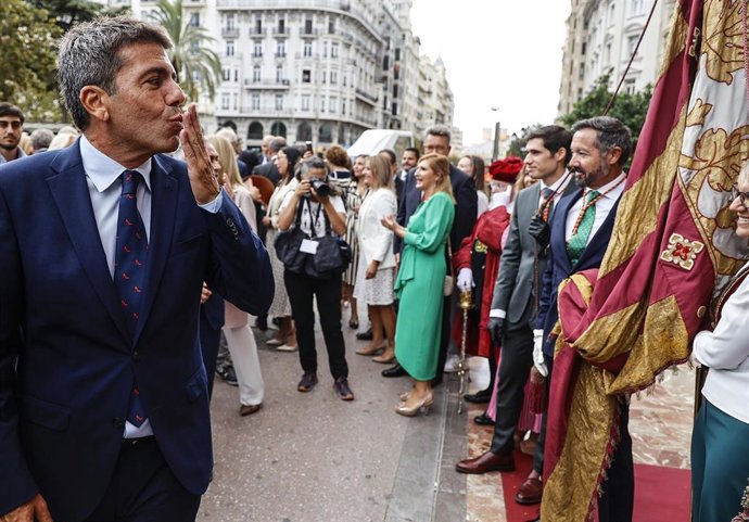 Archivo - El president de la Generalitat Valenciana, Carlos Mazón, acompaña la salida de la Real Senyera durante los actos por la festividad del 9 d’Octubre de 2024