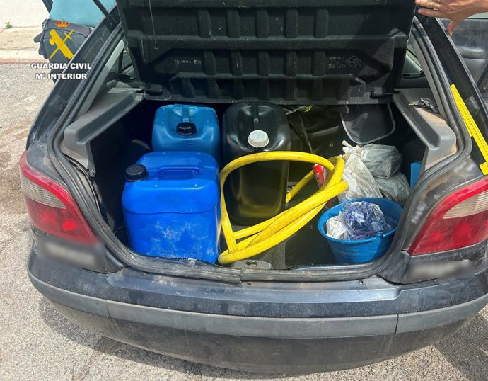 Garrafes amb gasoil sostret