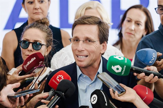 El alcalde de Madrid, José Luis Martínez-Almeida, ofrece declaraciones a los medios durante la presentación del sistema de balizas de Waze