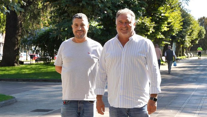 El concejal de Ordenación y Gestión Urbanística, Vivienda y Empleo del Ayuntamiento de Siero, Javier Rodríguez, y el concejal de Caminos en el Medio Rural, Alumbrado Público y Zonas Verdes, Alejandro Villa.