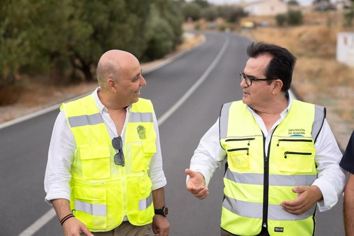El alcalde de Huércal-Overa, Domingo Fernández, junto al diputado provincial de Fomento, Antonio Jesús Rodríguez, durante la visita a la zona del nuevo acceso sur.