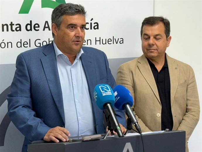 Delegado de la Junta de Andalucía en Huelva, José Manuel Correa, junto al delegado de Inclusión Social, Juventud, Familias e Igualdad, José Manuel Borrero.