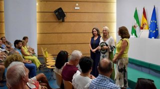 La delegada de la Junta en Cádiz, Mercedes Colombo, y la delegada territorial de Fomento, Articulación del Territorio y Vivienda en la provincia, Carmen Sánchez, reciben a los mayores de una actividad del Consorcio de Transportes.