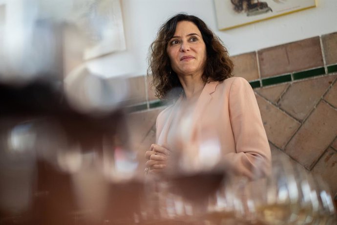 A Presidente da Comunidade de Madri, Isabel Díaz Ayuso, visita a Coleção de Variedades de Vinhas e percorre os vinhedos experimentais da propriedade El Encín, antes de presidir a reunião do Conselho Administrativo, em 17 de setembro de 2025, em Alcalá de 