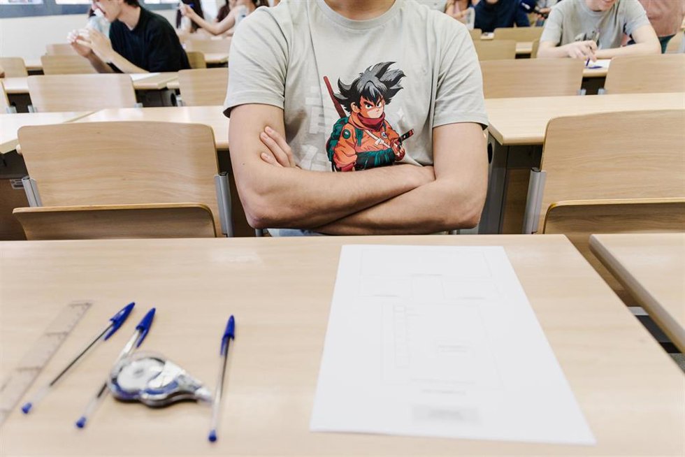Archivo - Un alumno durante el primer examen de la PAU 2025.