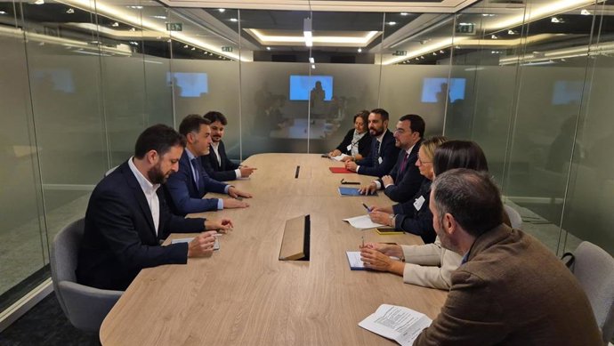 El presidente del Principado, Adrián Barbón, con el equipo del eurodiputado asturiano Jonás Fernández.
