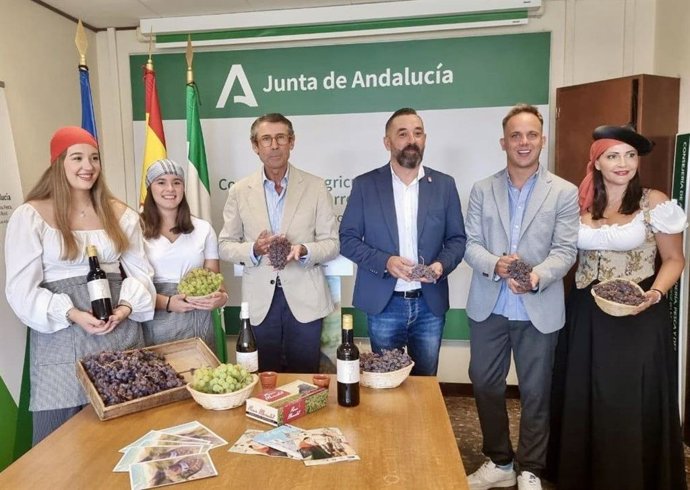 El delegado de Agricultura, Pesca, Agua y Desarrollo Rural de la Junta en Málaga, Fernando Fernández Tapia-Ruano y el alcalde de El Borge, Raúl Vallejo, han presentado este miércoles el Día de la Pasa, una celebración que alcanza su XXVIII edición.