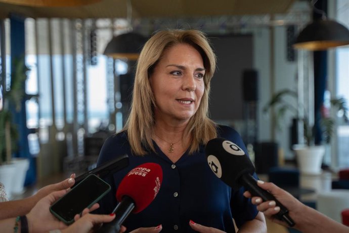 Archivo - La vicepresidenta del Consell, Susana Camarero, atiende a los medios