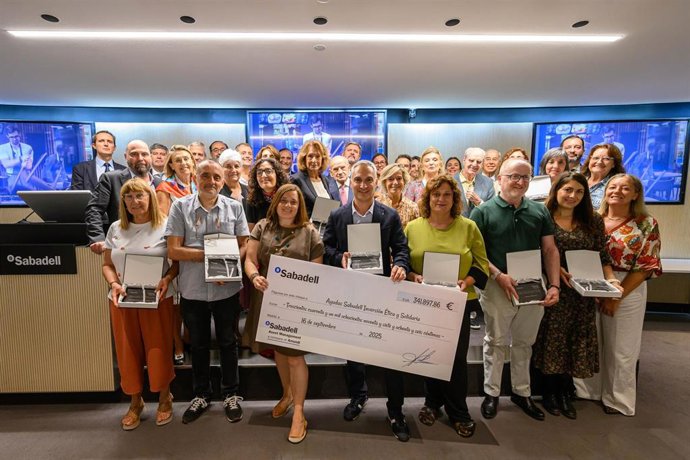 Moment de la entrega de los fondos.