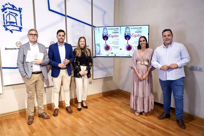 El diputado de Empleo, Desarrollo Económico y Reto Demográfico, Roberto Migallón; el alcalde de Cigales, Jaime Rodríguez; la concejala de Cultura, Enoturismo y Turismo, María del Val; el gerente de la Denominación de Origen Cigales, Raúl Escudero.