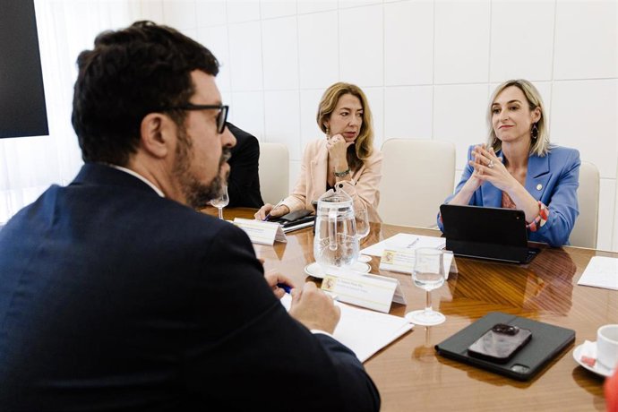 La Consejera De Gobernanza, Administración Digital Y Autogobierno Del Gobierno Vasco, María Ubarretxena, Y El Secretario De Estado De Trabajo, Joaquín Rey.