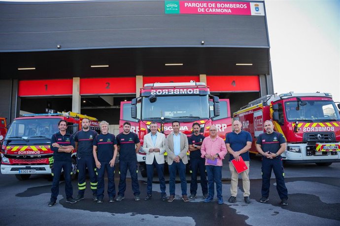 Visita del presidente de la Diputación al Parque de Bomberos de Carmona.